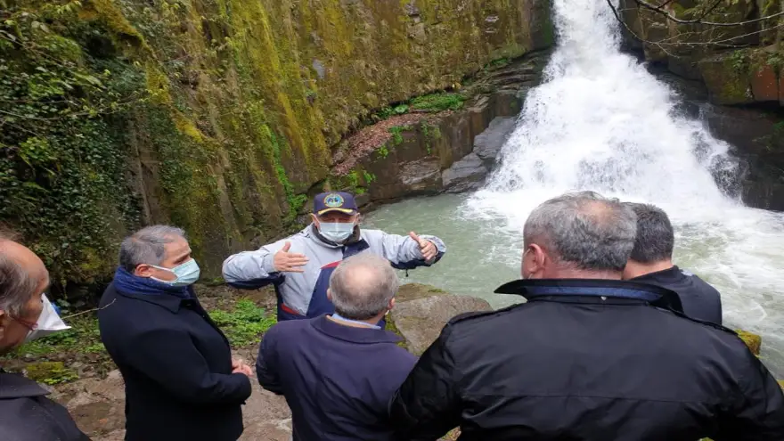 AK Parti heyeti, köylere çıkarma yaptı