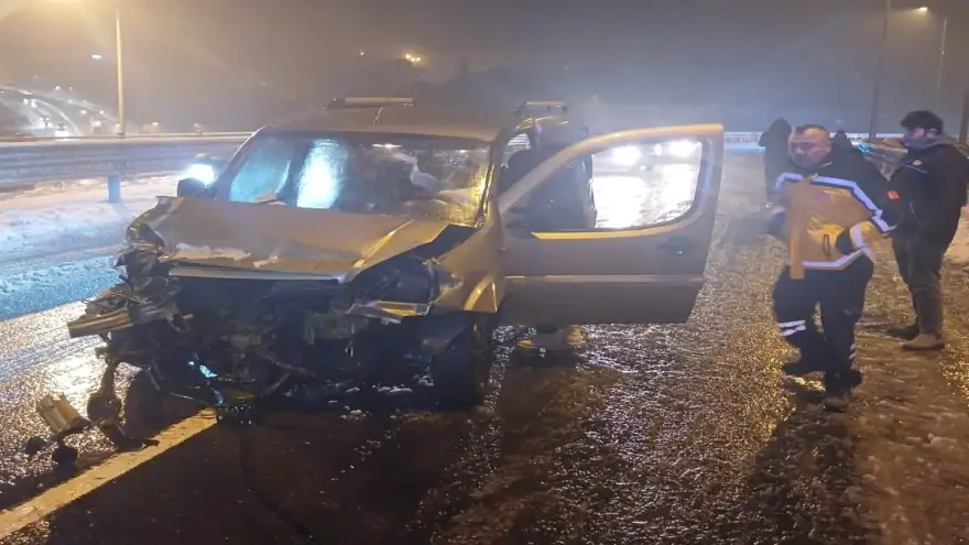 Hafif ticari araç bariyere çarptı:  2 Yaralı