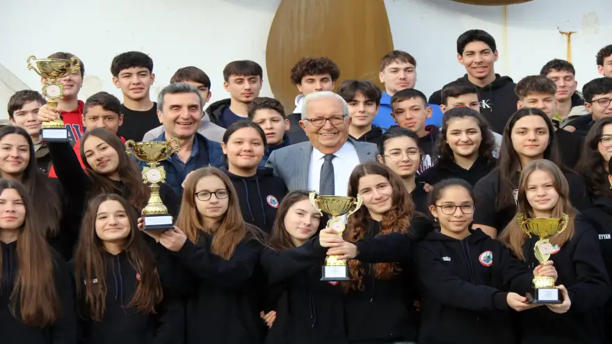 BAŞKAN POSBIYIK, BELEDİYESPOR BASKETBOL ALT YAPI SPORCULARINI AĞIRLADI