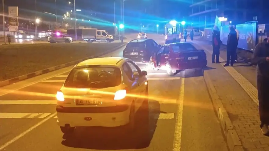 3 Aracın karıştığı kazada iki kişi yaralandı