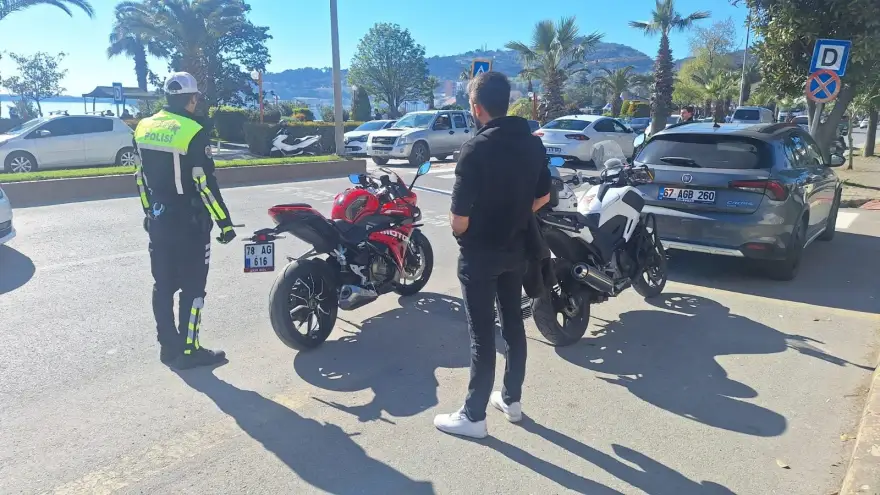 Sinyal Verdiğini Söyledi, Motosiklet Çarptı: 1 Kişi Yaralı