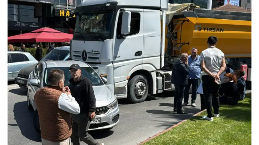 TIR Otomobili Sürükledi: Kadın Sürücü Şoka Girdi..