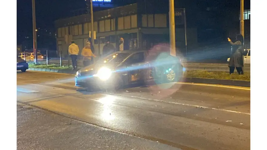 Ereğli-Devrek Yolunda Kaza: Otomobil Refüje Savruldu, Yol Kapandı