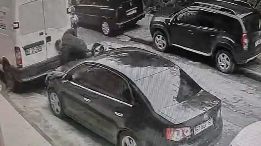 Motosikleti Çalıştırdı, Kontrolü Kaybedip Araca Çarptı