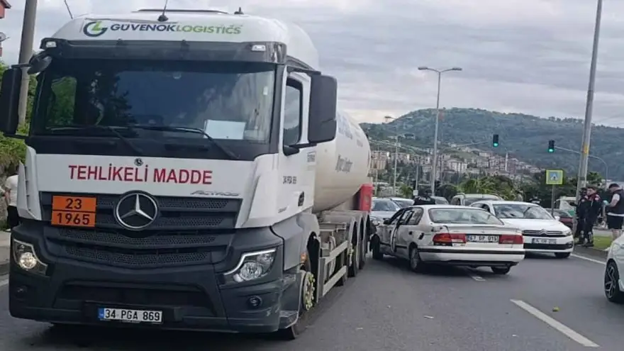 Şerit Değiştiren Otomobil Kamyona Çarptı: 1 Yaralı