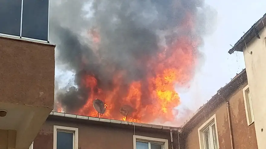Çatı yangını paniğe neden oldu..