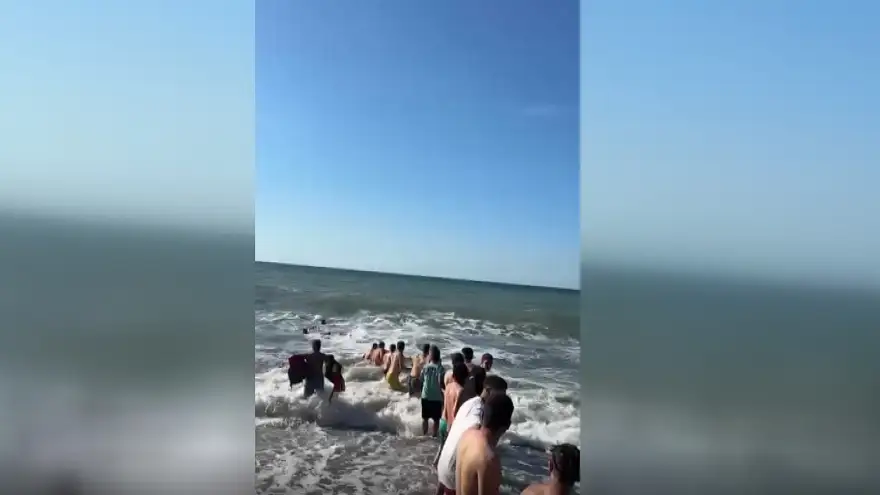 Yasağa Rağmen Denize Girdiler: İnsan Zinciri İki Canı Kurtardı