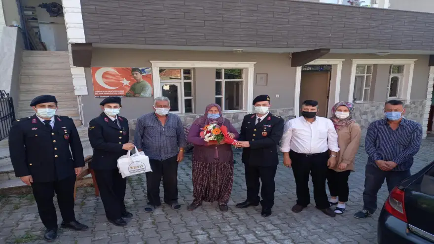 Bayramda şehit aileleri unutulmadı 