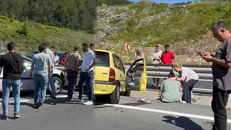İki Otomobil Çarpıştı, Araç Refüje Savruldu