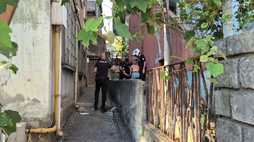 Komşular Arasında Taşlı Tuğlalı Kavga: 1'i Kadın 3 Yaralı