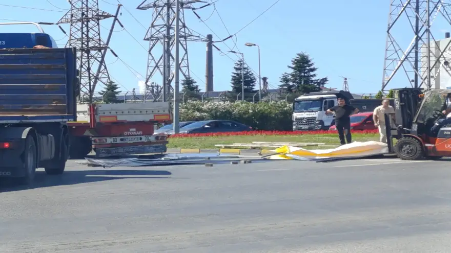 TIR'ın Yükü Yola Saçıldı, Trafik Tek Şeritten Sağlandı