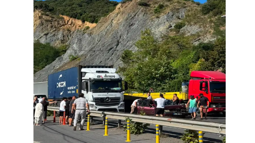 Yayalara Yol Veren Kamyona Arkadan Çarptı: 2 Yaralı