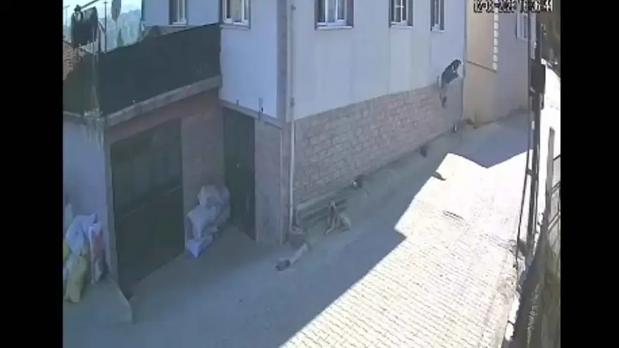 Balkon Demirlerine Yaslanmıştı… Feci Şekilde Hayatını Kaybetti