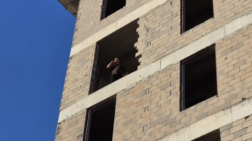 Çocuğunu Göremediğini Söyleyip 5. Kata Çıktı, Polis İkna Etti..