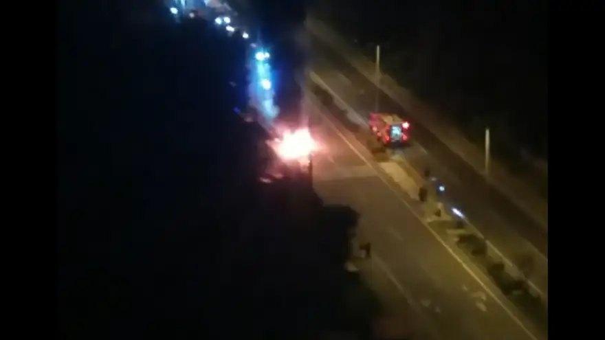 Alevlere teslim olan araçtan iki kez patlama sesi geldi