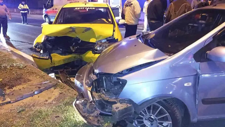 Ereğli’de Taksi ile Otomobil Kafa Kafaya Çarpıştı: 1 Yaralı