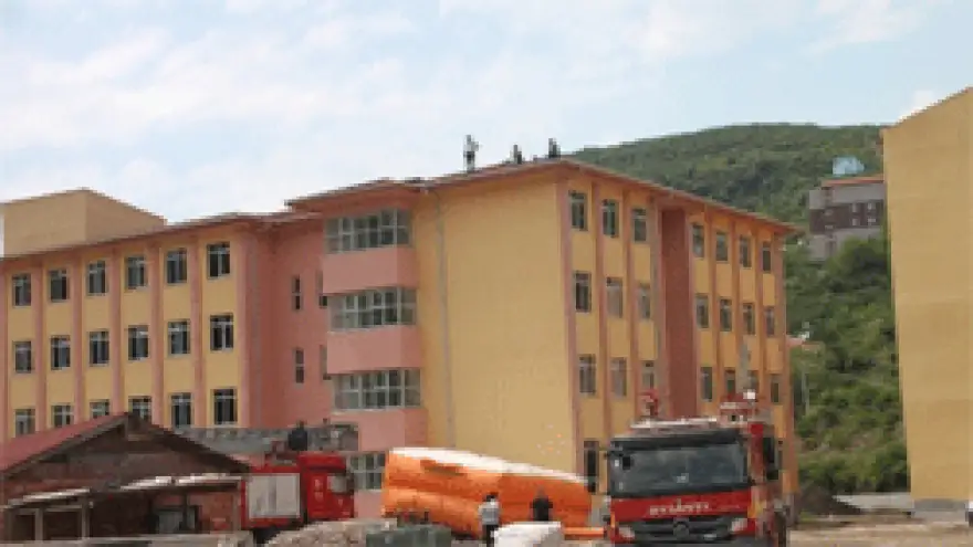 İŞÇİLER ALACAKLARI İÇİN ÇATIYA ÇIKTI