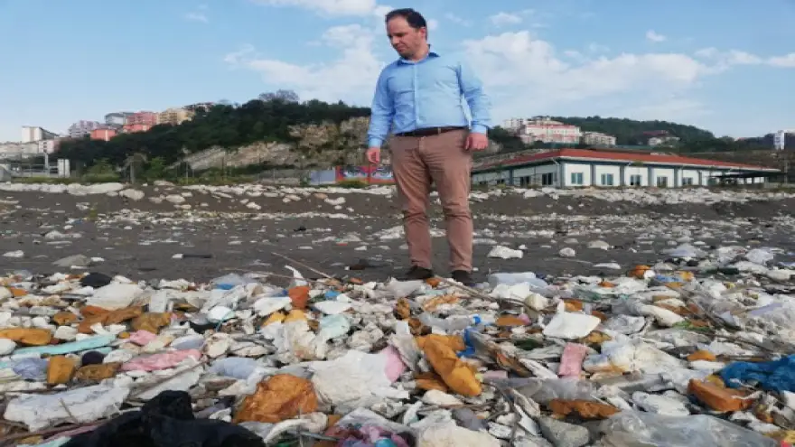 Yavuzyılmaz, Kozlu sahilindeki tıbbi çöplüğün peşini bırakmıyor 