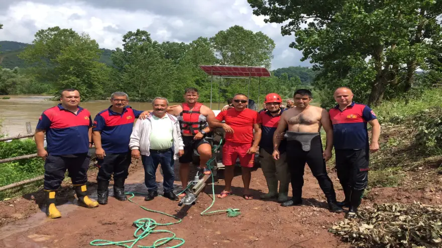 Kdz. Ereğli İtfaiyesi selde mahsur kalan 4 kişiyi kurtardı