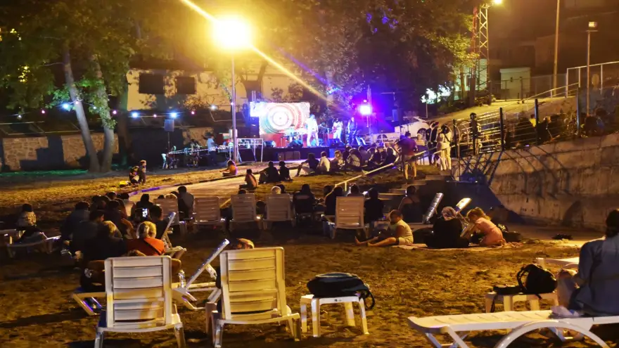 Kumsalda canlı müzik keyfi