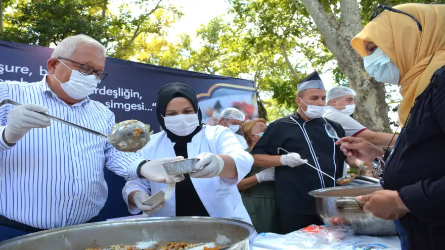 Kdz. Ereğli Belediyesi aşure dağıttı