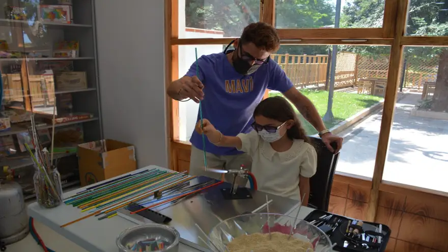 Ritim tuttular, torna kullandılar, camı, tahtayı, bambuyu işlediler