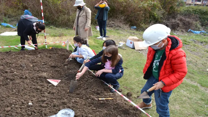 Minik arkeologlar kazı yaptı, anfora parçaları çıkardı