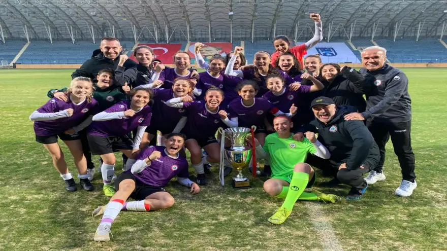 Kadın Futbol Takımı Cumhuriyet Kupasını Kazandı