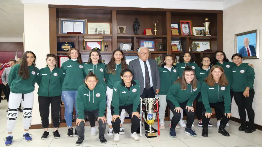 Kadın futbol takımımızla gurur duyuyoruz