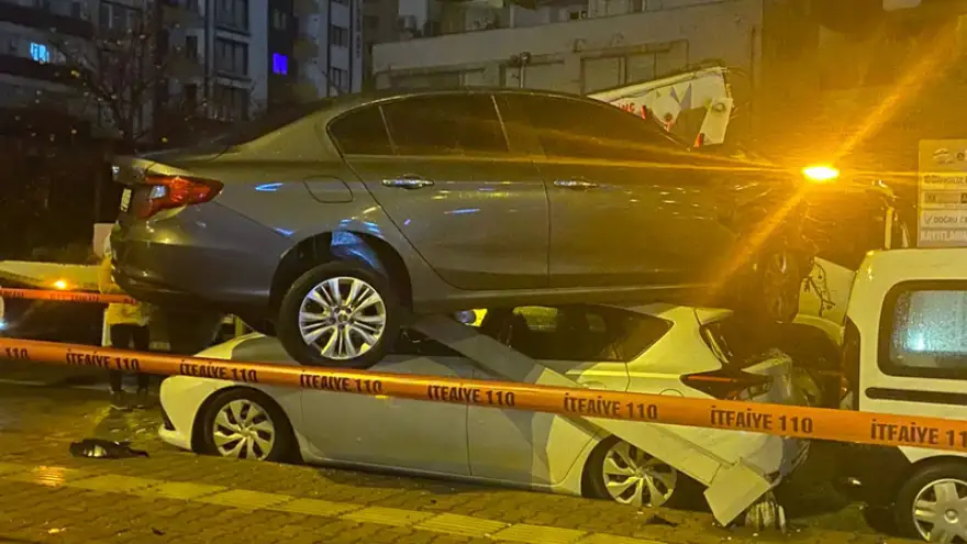 Üç araca çarptı, olay yerinden kaçtı