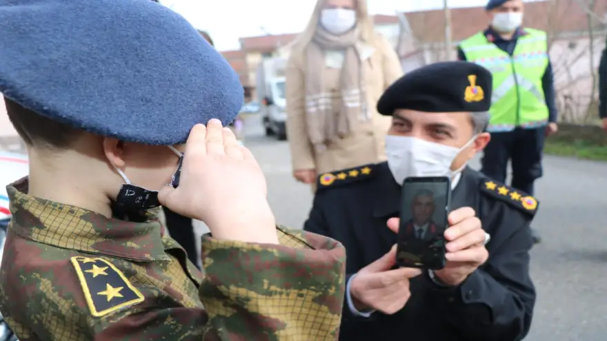 Orgeneral Çetin, Mikail'e bisiklet hediye etti