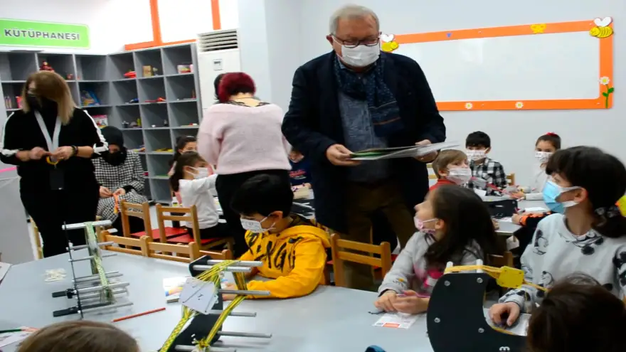 Minik eller dokuma yaptı