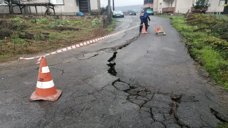 Yağışlar nedeniyle Kepez'de yolda çökme meydana geldi