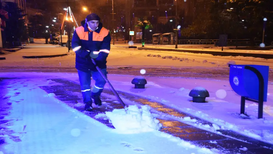 Kdz. Ereğli’de, kaldırımlar kardan temizleniyor