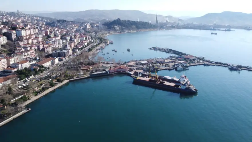 Belediye iskelesi elden gidiyor
