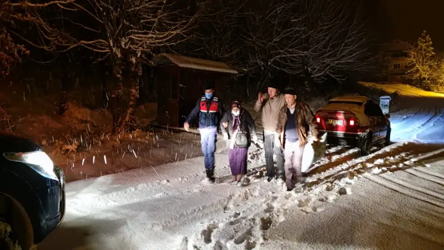Jandarma, mahsur kalan vatandaşlara yardımcı oldu