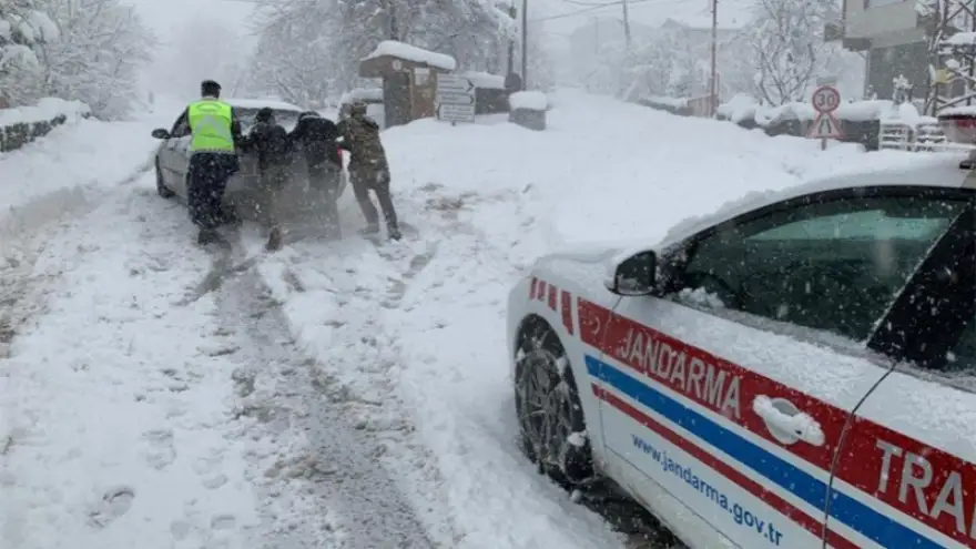 Trafik Timleri yolda kalan sürücülere yardımcı oldu