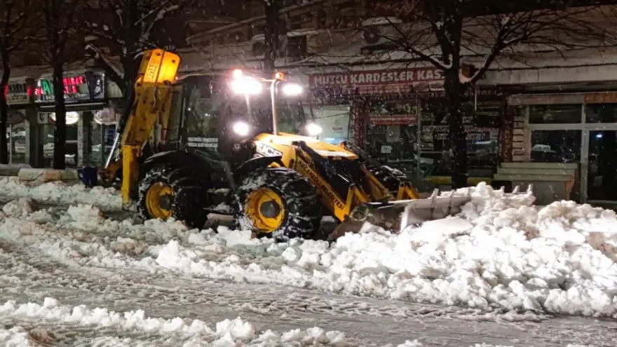 
Kdz. Ereğli’de karla mücadele zor koşullarda sürüyor
