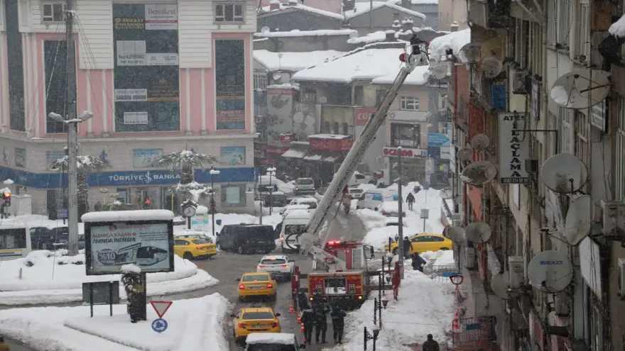 itfaiye çatılarda biriken karları temizliyor