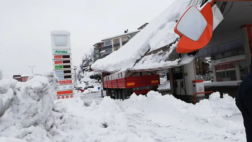 Petrol ofisinin sundurması çöktü
