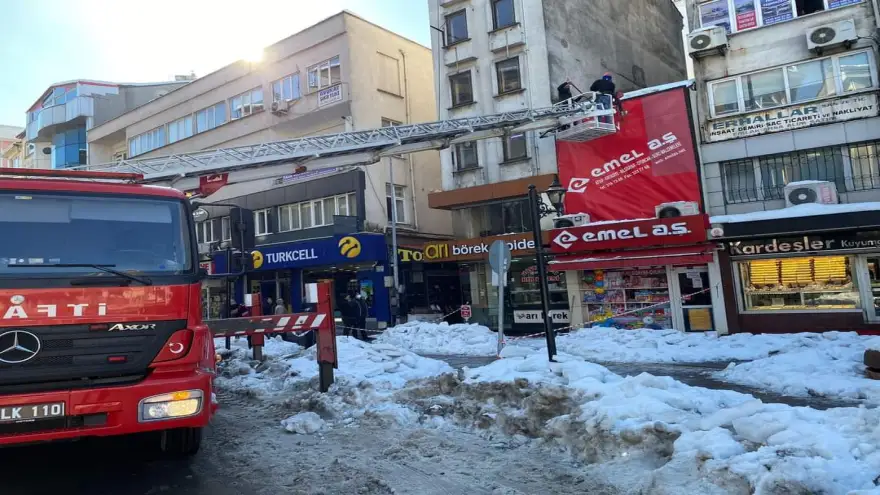 Kopan tabela itfaiye tarafından yerine takıldı