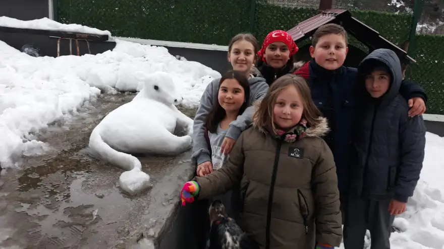 Çocuklara kardan buzağı armağan etti...