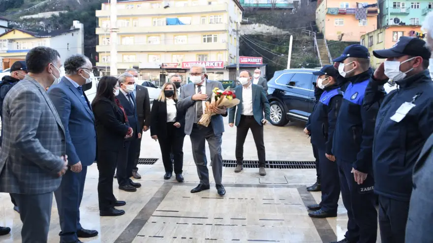 Çiçeklerle Karşılanan Başkan Posbıyık, Görevine Başladı