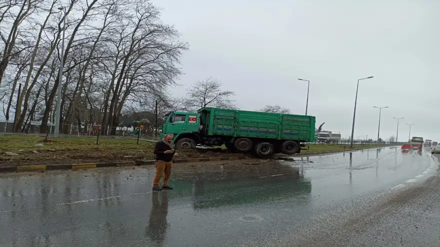 Ereğli'de kamyon refüje çıktı...