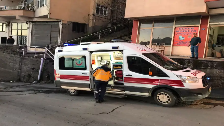 Genç adam bileklerini keserek intihara kalkıştı..