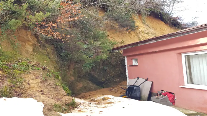 Toprak kayması nedeniyle 44 konut boşaltıldı