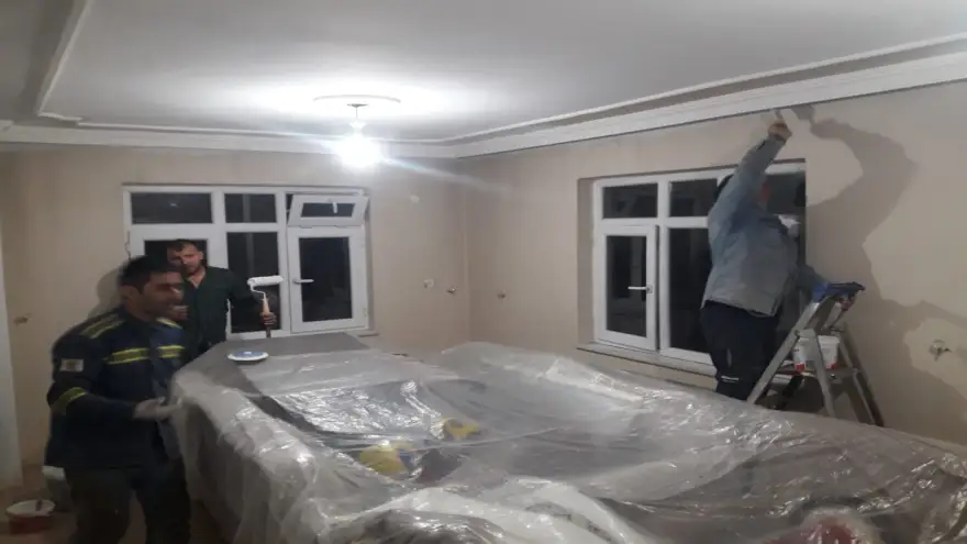 Yanan evi köyün gençleri tadilata aldı..