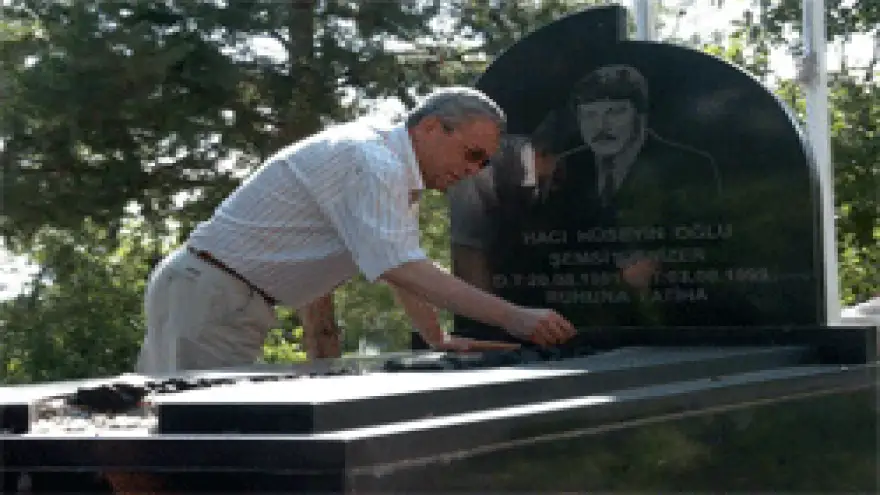 ŞEMSİ DENİZER MEZARININ BAŞINDA ANILACAK