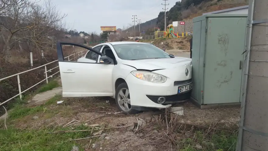 Önce başka araca sonra direğe çarparak durabildi.