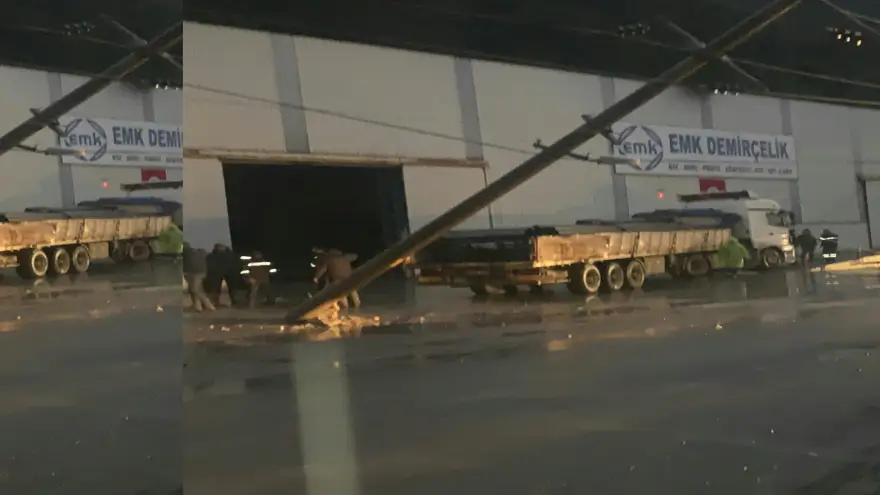 Tır elektrik direğini çarparak devirdi